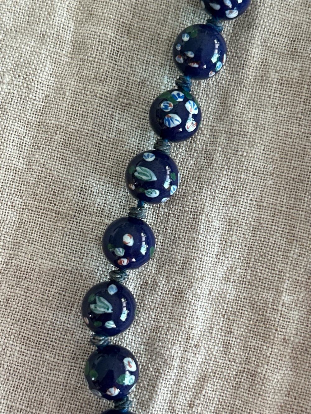 CHINESE VINTAGE BLUE HAND PAINTED PORCELAIN KNOTTED NECKLACE 24” WITH CLASP - Picture 4 of 8